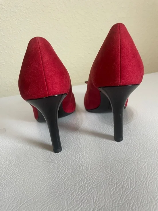 Anne Klein Red Suede
Pointed-Toe Pumps With Floral Decoration. Good Condition. - Picture 6 of 10